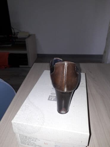 ruske kape za zimu: Stefano kožne cipele,broj 40,gazište 26 cm.
Oštećenje uslikano — 5