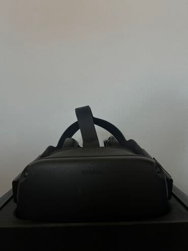 gejmerski kompjuteri: Oculus Quest 2 VR naglavni set u crnoj boji, dolazi sa dva kontrolera — 3