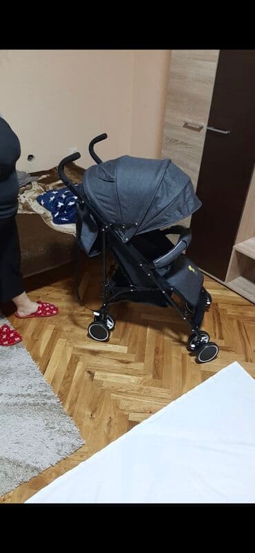 Kolica za bebe: Dečja kisobran kolica sive boje, pogodna za svakodnevnu upotrebu i