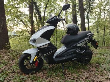 Ostali motocikli i skuteri: Skuter crno-bele boje sa sportskim dizajnom. Karakteriše ga prednja