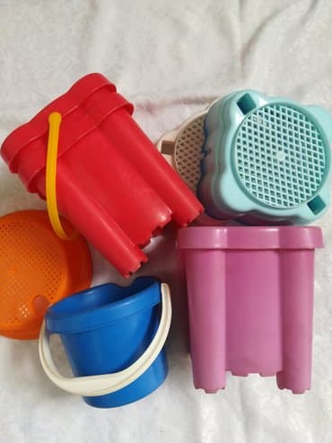 polovne decije igracke: Plastične kantice sa sitom 4 kom 600 din **3 kockaste 16 visinax13 cm — 1