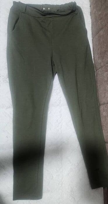 pocepane pantalone: 2 u 1 tregeruše maslinasto zelene boje, sa raznim nivoima podešavanja — 2