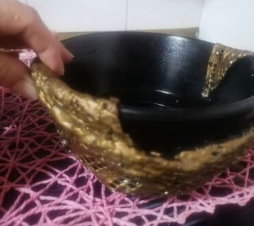 vino sa zlatnim listićima cena: Činija i čaša
Cno sa zlatnom mrežicom, sve izjedna spojeno
Keramika — 6