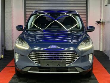Vozila: Plavi Ford Kuga, SUV model sa petoro vrata, opremljen je automatskim — 5