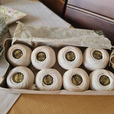 Sewing materials: Konac za heklanje, 13 bele boje, 2 crna, drap boje 9 komada. Cena je — 1