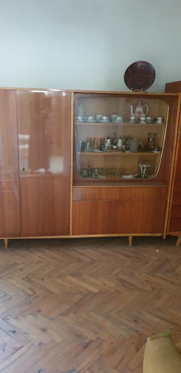 drvena hranilica 2 u 1: DRVENA VITRINA SA GARDAROBNIM DELOM IZ ANTIKVARNICE — 3