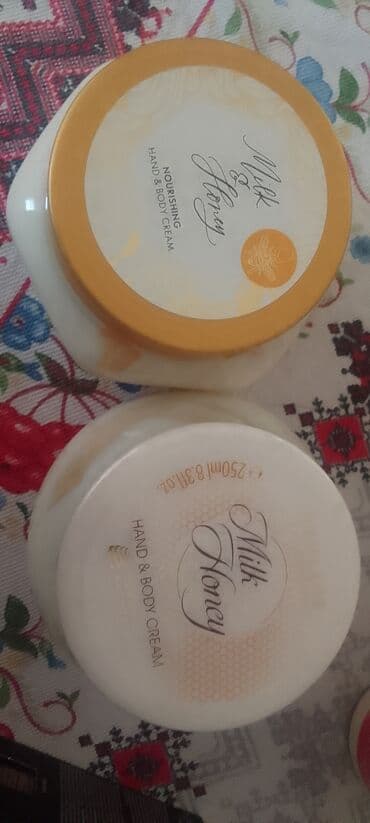 najbolja nega za muskarce: Dve tegle Milk & Honey hranljivog krema za ruke i telo. Krema je — 1