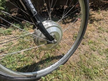 bicikli sa prednjim i zadnjim amortizerima: Električni bicikl Vital Bike u srebrnoj boji. Ima ram standardne — 9
