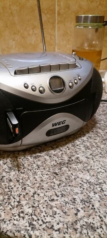 blaupunkt radio za kola: Radio Weg sa ispravnim USB a CD neznam. Lepo radi
 Mirjevo — 1