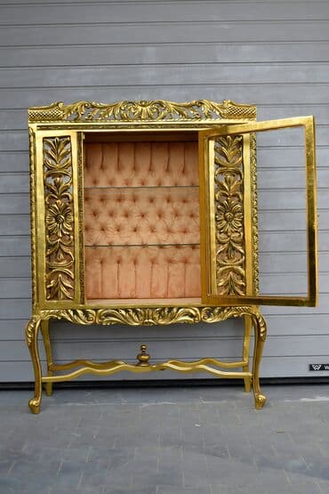 matis komode i vitrine: 𝐁𝐚𝐫𝐨𝐤𝐧𝐚 𝐬𝐭𝐚𝐤𝐥𝐞𝐧𝐚 𝐯𝐢𝐭𝐫𝐢𝐧𝐚 𝐮 𝐩𝐨𝐳𝐥𝐚𝐭𝐢.𝐕𝐢𝐭𝐫𝐢𝐧𝐚 𝐢𝐦𝐚 𝐝𝐯𝐞 𝐬𝐭𝐚𝐤𝐥𝐞𝐧𝐞 𝐩𝐨𝐥𝐢𝐜𝐞 𝐢 — 3