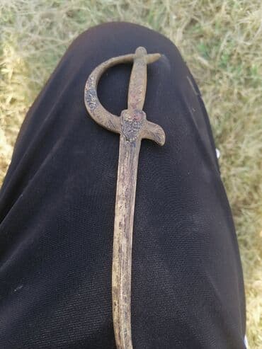 sintisajzer sa mikrofonom za decu: Ukrasni mač sa detaljnim reljefnim radom na dršci i zaštiti za ruku — 3