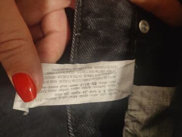 elegantne pantalone sa visokim strukom: Zara farmerke crne boje. Visok struk, duboke su. Velicina je 36 — 11