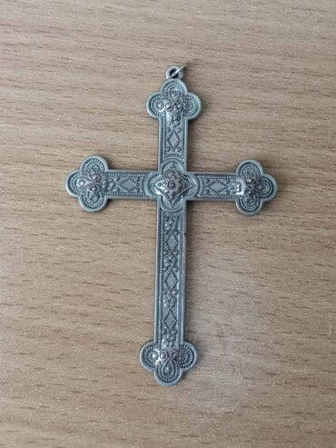 pandora privezak slovo m: Krst Krst sa bogatim radom, posrebren. Visina 7,6 - 7,8 cm, širina — 3