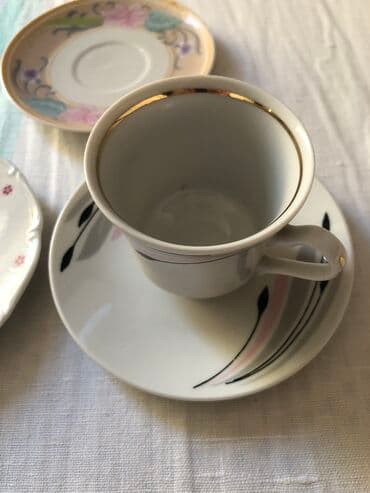 Kompleti posuđa: Od finog starog porcelana dve tacne bez šoljica, jedna šoljica sa — 2