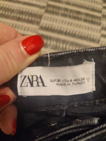 elegantne pantalone sa visokim strukom: Zara farmerke crne boje. Visok struk, duboke su. Velicina je 36 — 12