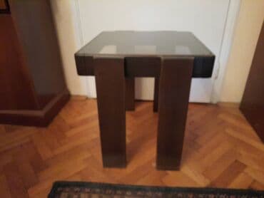 lavabo sa ormaricem dimenzije: Mali drveni (klub) stocic sa staklom Dimenzije 48x48 cm Visina oko — 6