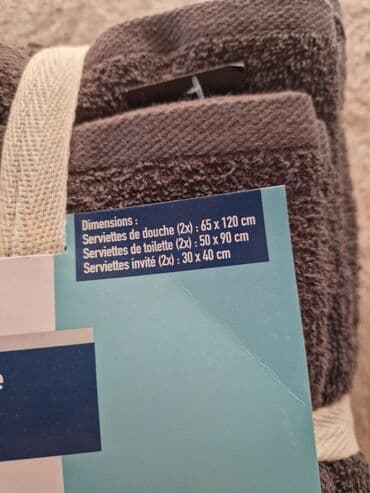 Towels: Set od 6 peskira. 2 za lice, 2 za ruke i 2 za telo. Dostupni u tamno — 4