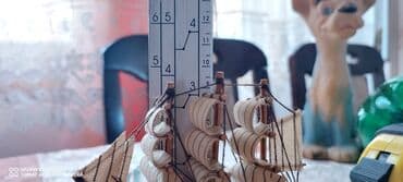 Figurice i makete: Dve makete jedrenjaka. Dimenzije manjeg: visina: 10 cm dužina: 10 cm — 4