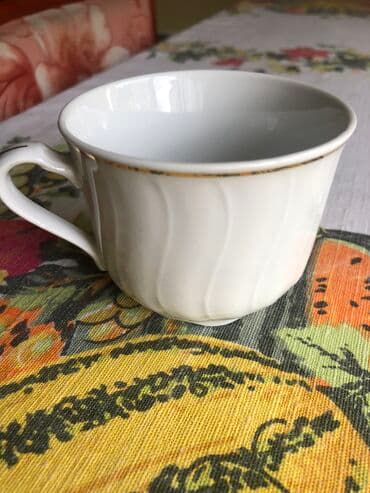 Kompleti posuđa: Od finog starog porcelana dve tacne bez šoljica, jedna šoljica sa — 13