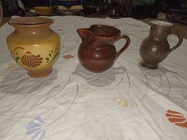 Kompleti posuđa: Dva krčaga ( visine 22 cm ) i četri bokala ( najveći visine 25 cm — 2
