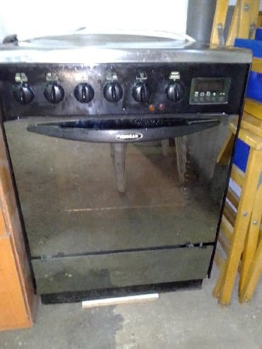 Šporeti i ugradne ploče: El.šporet Končar,ventilatorska rerna,šporet je u dobrom stanju,sem — 3