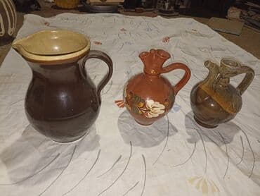 Kompleti posuđa: Dva krčaga ( visine 22 cm ) i četri bokala ( najveći visine 25 cm — 1