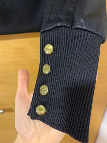 crna sociva: Adidas jaknica xs
Moze i za s, odlicno ocuvana. Original — 3
