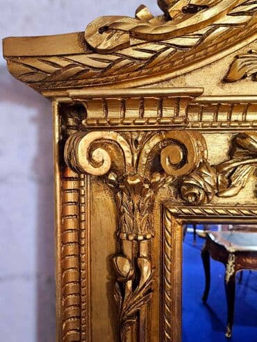 polovan nameštaj užice i požega: Ukrasno ogledalo sa postoljem, bogato ukrašeno detaljnim rezbarijama u — 9