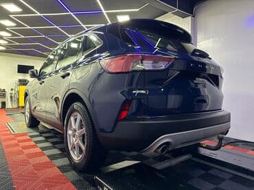 Vozila: Plavi Ford Kuga, SUV model sa petoro vrata, opremljen je automatskim — 7