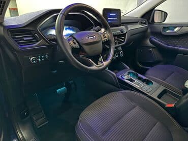 Vozila: Plavi Ford Kuga, SUV model sa petoro vrata, opremljen je automatskim — 17