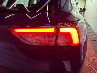 Vozila: Plavi Ford Kuga, SUV model sa petoro vrata, opremljen je automatskim — 4
