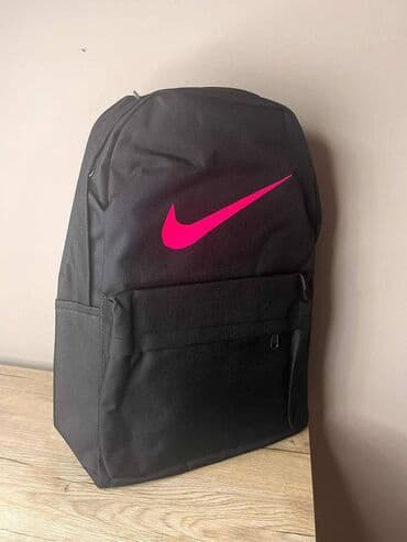srednji kofer dimenzije: Nike — 14
