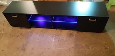 Komode: TV komoda Fashion Black LED
Novo
Dimenzije 180x40x38 cm. LED svetlo — 3