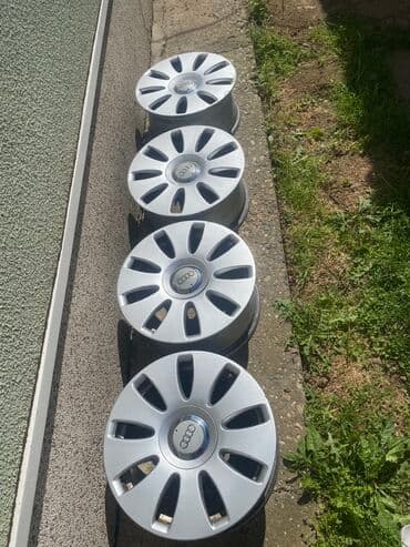 Gume i felne: Set od četiri Audi ratkapne, dizajnirane za vozila ovog proizvođača