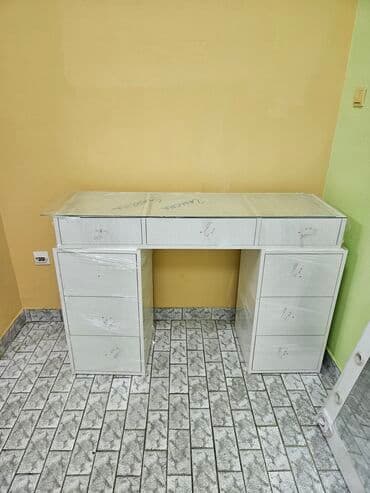 ugaone garniture u p: Toaletni sto u beloj boji sa velikim ogledalom okruženim sijalicama — 3