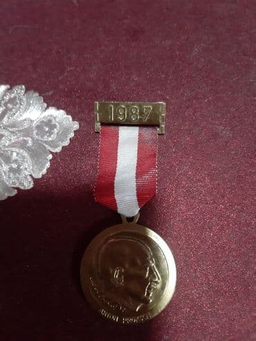 otkup ordenja i medalja: Medalja iz godine 1987 pise cija je na njoj srecno — 4