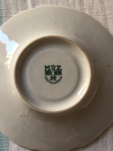 Kompleti posuđa: Od finog starog porcelana dve tacne bez šoljica, jedna šoljica sa — 4