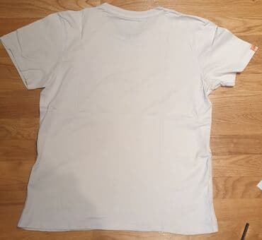 majica s: SuperDry - super dry bela muška majica. Piše xl velicina, ali moze i — 5