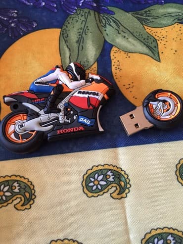 Hard diskovi, eksterni diskovi: USB Flash 64 GB - HONDA Prelep USB 2.0 stik od 64 GB. Kapacitet je — 9