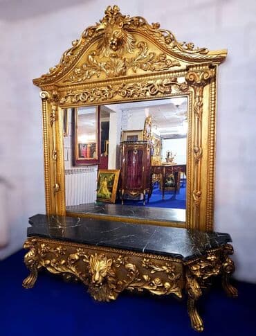 polovan nameštaj užice i požega: Ukrasno ogledalo sa postoljem, bogato ukrašeno detaljnim rezbarijama u — 1