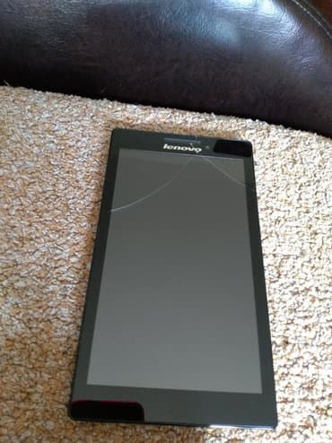 Tableti: Tablet. Slomljen ekran. Koristen par meseci i dete ga ispustilo. Ne — 2