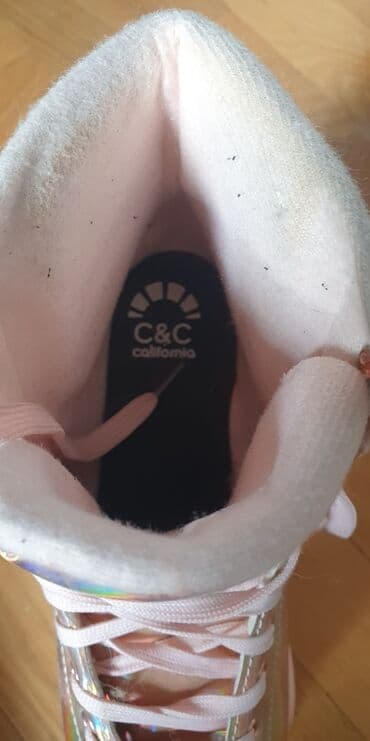 gitare novi sad: CC California skates, vrhunske rolšue zlatne boje kao roleri. Cerka je — 5