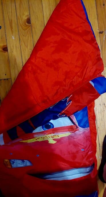 Sve za decu: Vreca za spavanje Munja Mekvin. ima malo ostecenje(uslikano,)zbog toga — 2