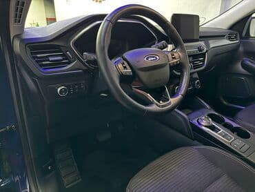Vozila: Plavi Ford Kuga, SUV model sa petoro vrata, opremljen je automatskim — 3