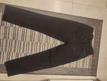 elegantne pantalone sa visokim strukom: Zara farmerke crne boje. Visok struk, duboke su. Velicina je 36 — 9