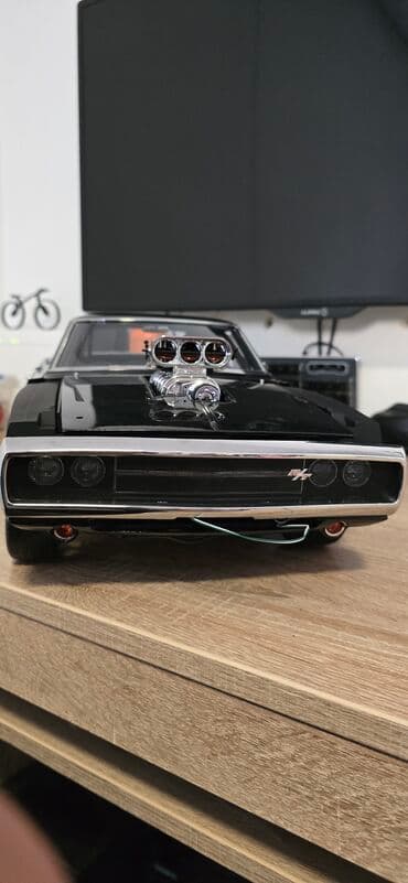legendarni automobili broj 1: Crni model automobila Dodge Charger iz 1969. godine, poznat po svom — 2