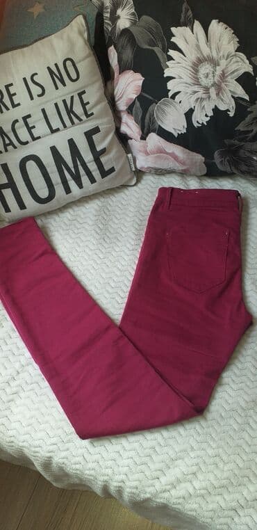 pantalone s: NOVO. Stradivarius farmerice samo skinuta etiketa vel.38 sa dosta — 2