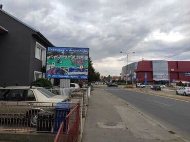 iznajmljivanje stolova i stolica cena: Veliki bilbord postavljen na fasadi zgrade. Bilbord je pravougaonog — 2