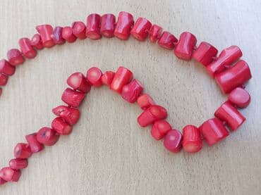 rep na snali: Ogrlica od krupnijih Korala Ukupna dužina-obim 48,5-50 cm, Stanje — 3
