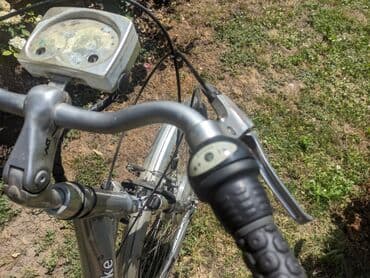 bicikli sa prednjim i zadnjim amortizerima: Električni bicikl Vital Bike u srebrnoj boji. Ima ram standardne — 7